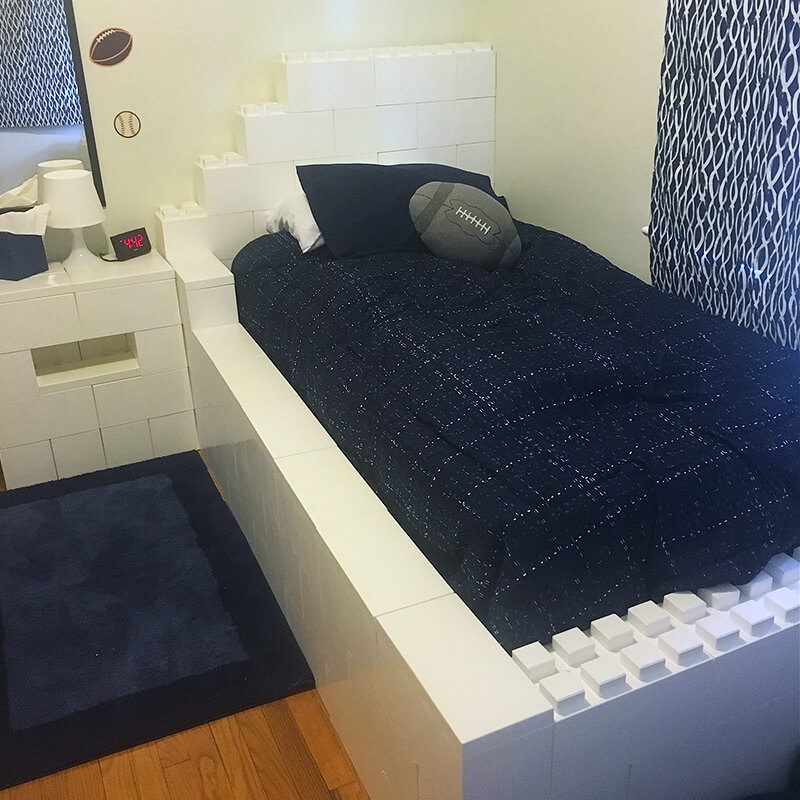 Krevet i noćni ormarić napravljeni od EverBlock blokova